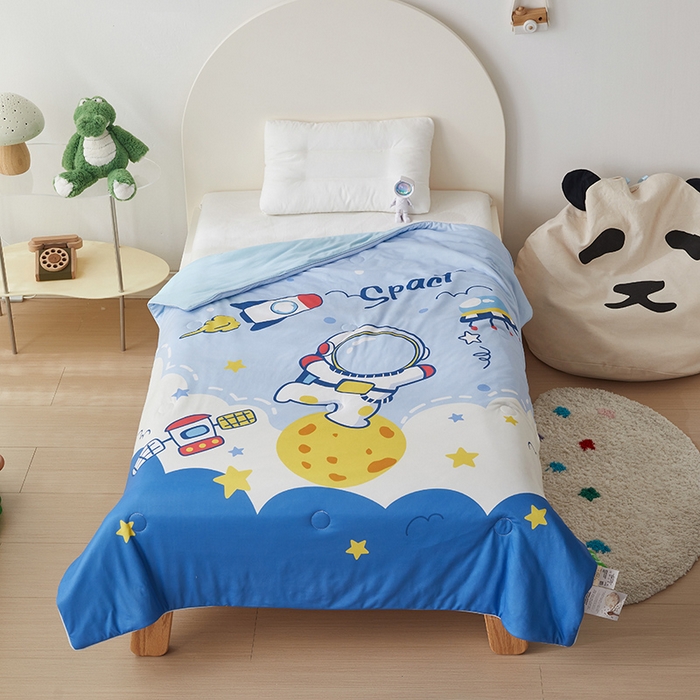 91家纺网 家纺一手货源 找家纺 荷马之梦 2025新款卡通数码印花大版针织棉儿童夏被-绵绵系列 太空漫步