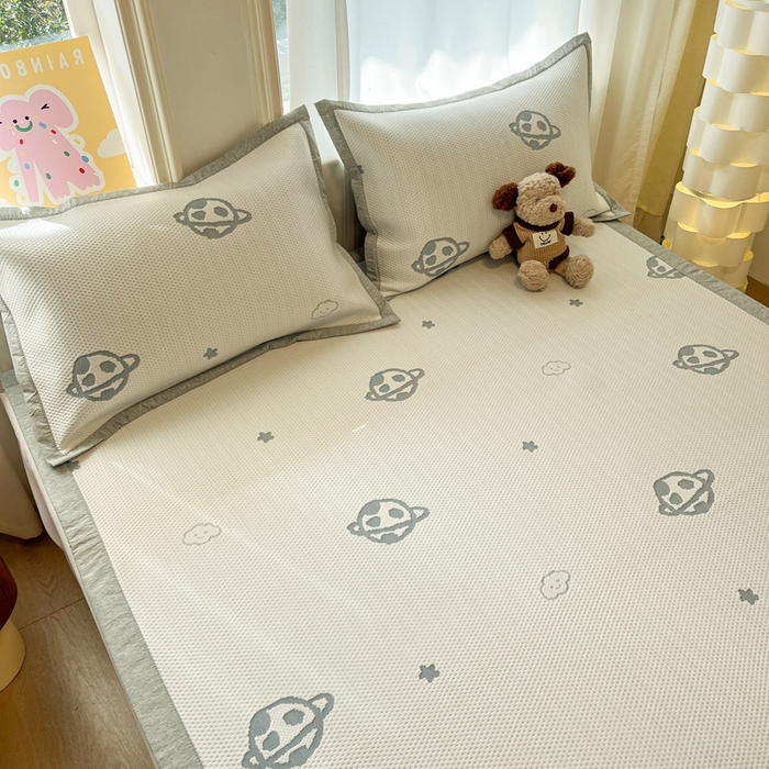 91家纺网 家纺一手货源 找家纺 雅居纺家纺 2025春夏新款A类加厚三明治底提花凉感席床席款 太空星球