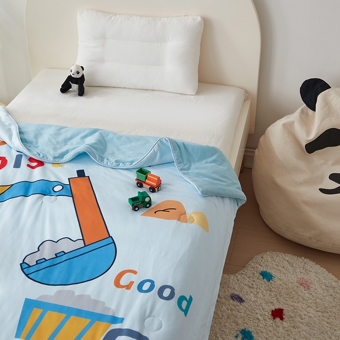 91家纺网 家纺一手货源 找家纺 荷马之梦 2025新款卡通数码印花大版针织棉儿童夏被-绵绵系列 工程小车队
