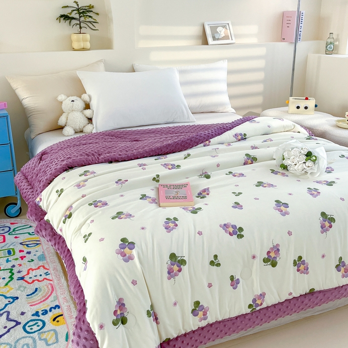 91家纺网 家纺一手货源 找家纺 爱宝被业 2025新款A类凉感豆豆绒羽丝棉夏被 夏日葡萄