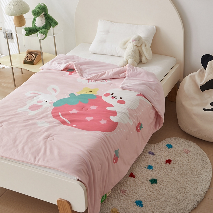 91家纺网 家纺一手货源 找家纺 荷马之梦 2025新款卡通数码印花大版针织棉儿童夏被-绵绵系列 糖果兔