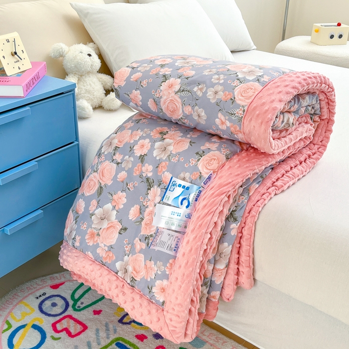 91家纺网 家纺一手货源 找家纺 爱宝被业 2025新款A类凉感豆豆绒羽丝棉夏被 爱的花海