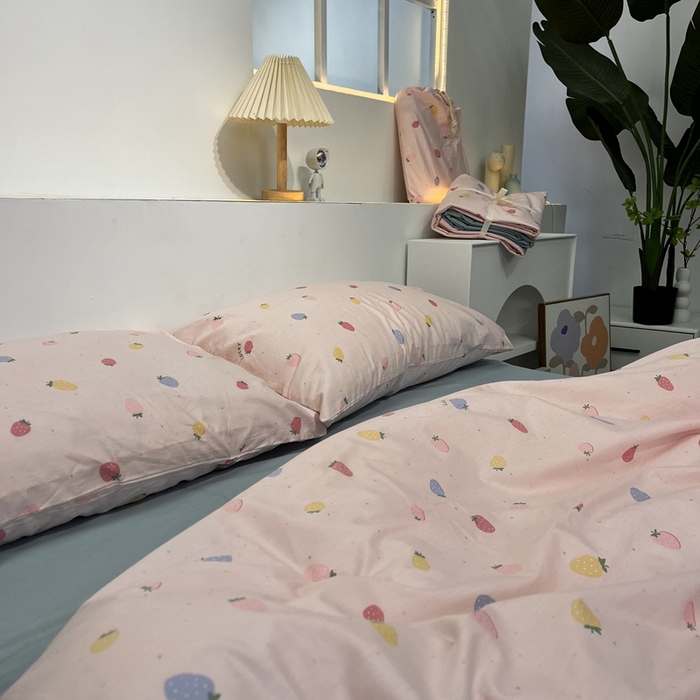 91家纺网 家纺一手货源 找家纺 花西夫人2025新款13372纯棉印花全棉四件套床单床笠款草莓奶昔-天蓝