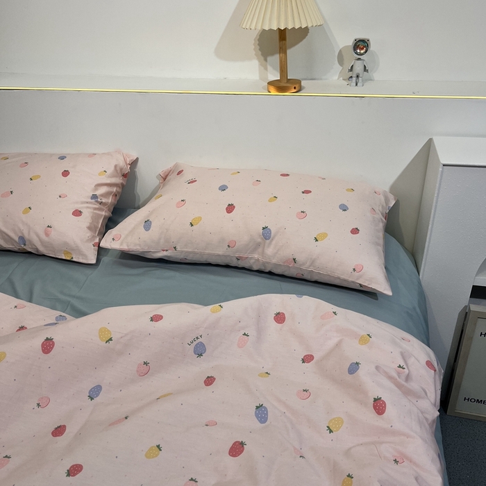 91家纺网 家纺一手货源 找家纺 花西夫人2025新款13372纯棉印花全棉四件套床单床笠款草莓奶昔-天蓝