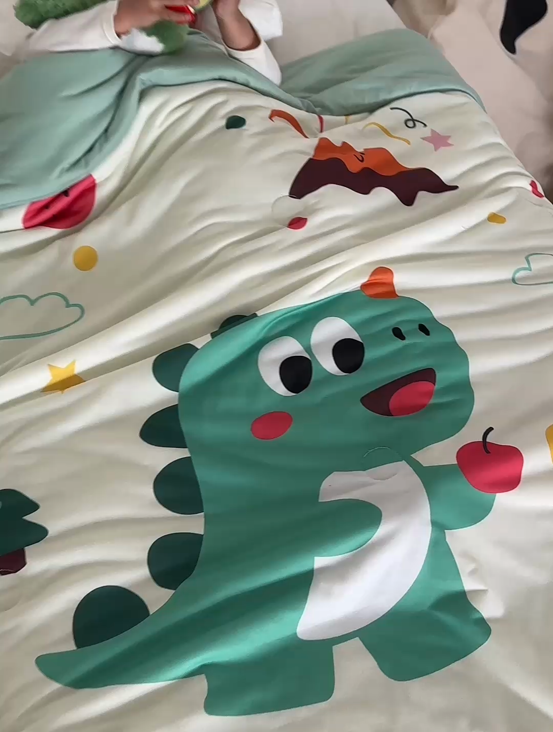 91家纺网 家纺一手货源 找家纺 荷马之梦 2025新款卡通数码印花大版针织棉儿童夏被-绵绵系列 恐龙伙伴