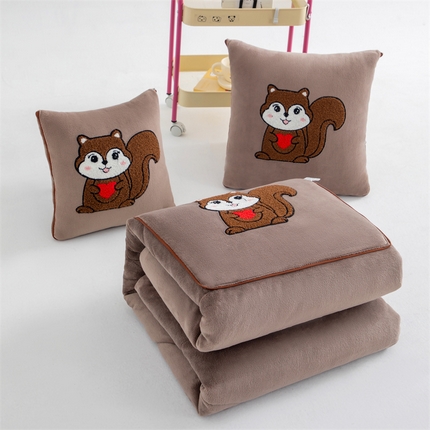 宝马家纺（原梦童画） 2025新款牛奶绒小松鼠抱枕被 咖啡棕