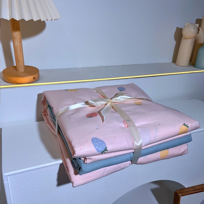 91家纺网 家纺一手货源 找家纺 花西夫人2025新款13372纯棉印花全棉四件套床单床笠款草莓奶昔-天蓝