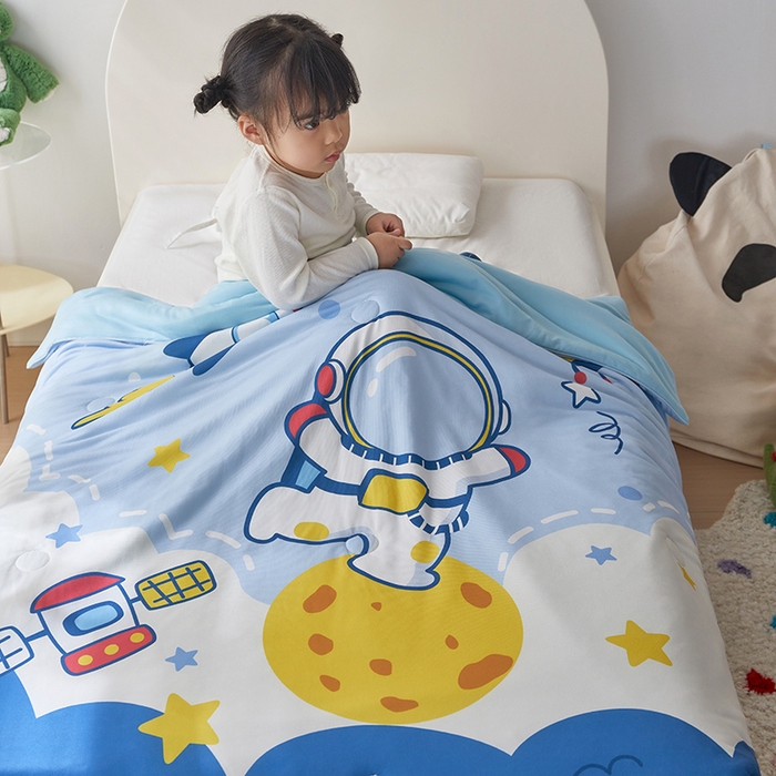 91家纺网 家纺一手货源 找家纺 荷马之梦 2025新款卡通数码印花大版针织棉儿童夏被-绵绵系列 太空漫步