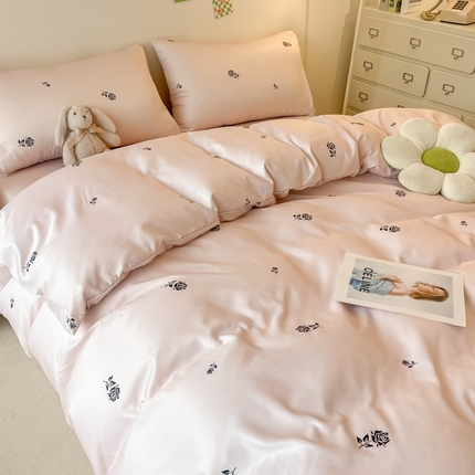 91家纺网 家纺一手货源 找家纺 （总）老K (原美阁） 2025新款独家夏季小清新跑量冰丝四件套简约印花冰丝四件套 被套单品