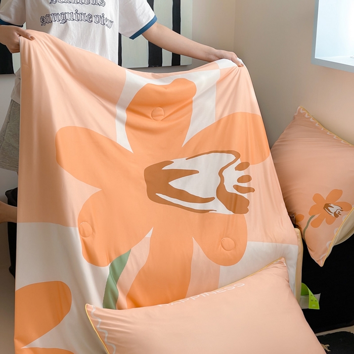 91家纺网 家纺一手货源 找家纺 大彩家居 2025新款凉感丝大版数码印花夏凉被 荷韵-桔