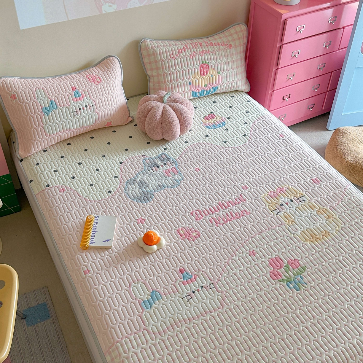 91家纺网 家纺一手货源 找家纺 美乐迪家纺2025新款凉感丝乳胶凉席夏被夏凉被空调被 猫咪聚会