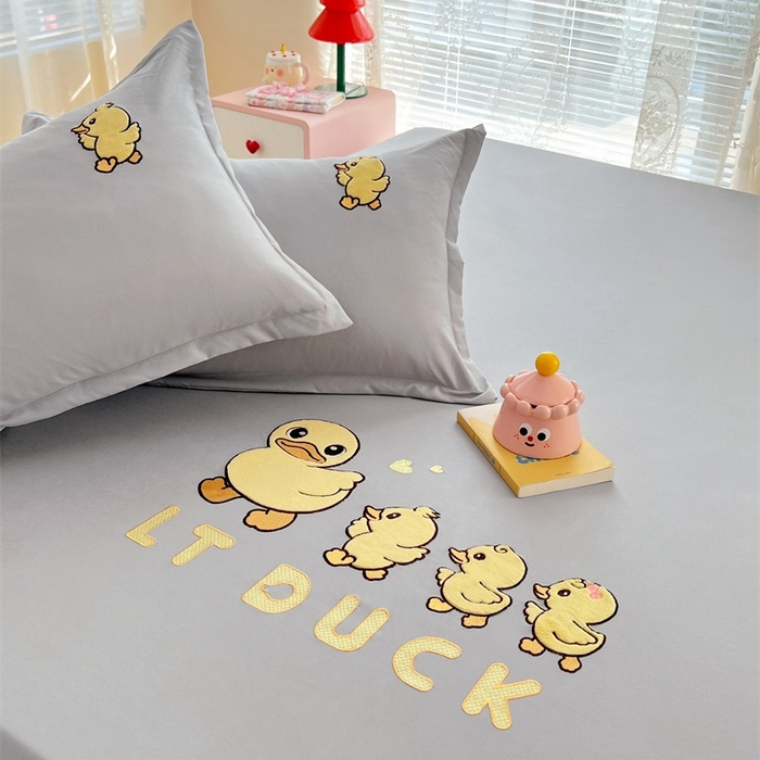 91家纺网 家纺一手货源 找家纺 梦舒羽 2025新款贴布绣针织棉双层纱枕套 旅行鸭-浅灰