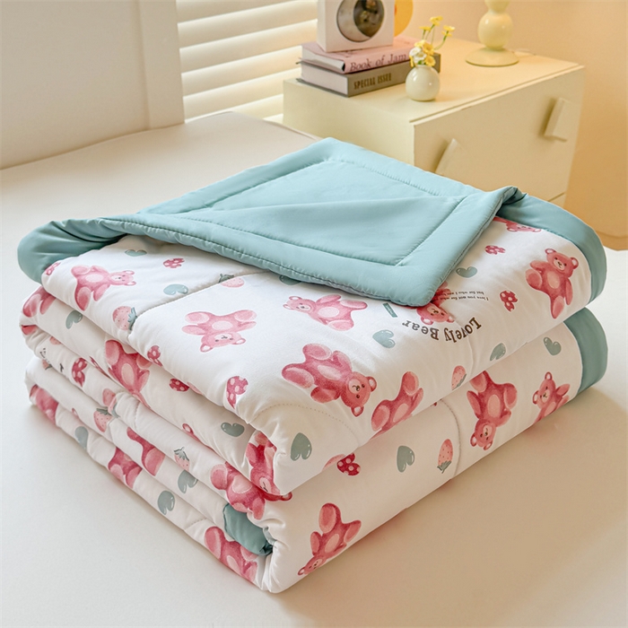 91家纺网 家纺一手货源 找家纺 雅颂缘 2025新款印花水洗棉新疆棉花夏被 草莓小熊