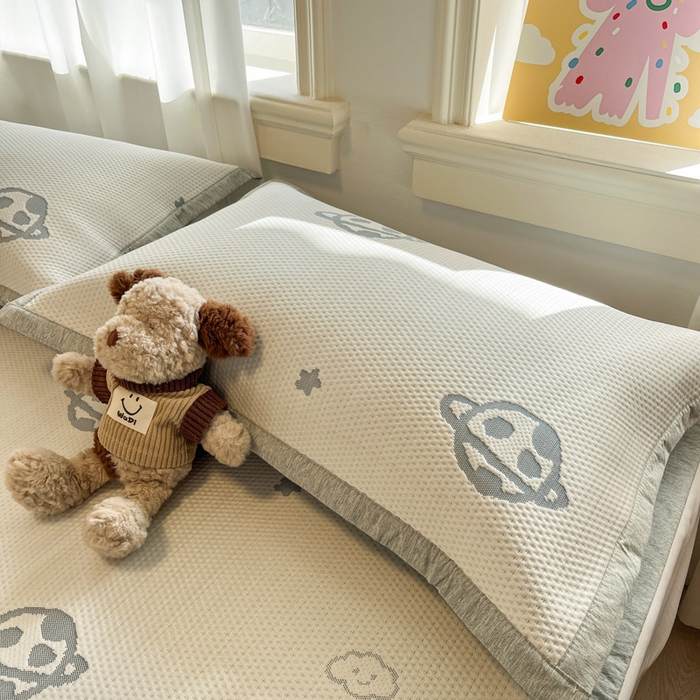 91家纺网 家纺一手货源 找家纺 雅居纺家纺 2025春夏新款A类加厚三明治底提花凉感席床席款 太空星球