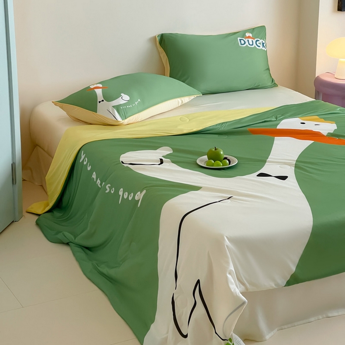 91家纺网 家纺一手货源 找家纺 大彩家居 2025新款凉感丝大版数码印花夏凉被 快乐鸭