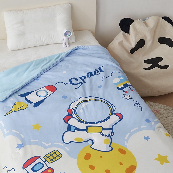 91家纺网 家纺一手货源 找家纺 荷马之梦 2025新款卡通数码印花大版针织棉儿童夏被-绵绵系列 太空漫步
