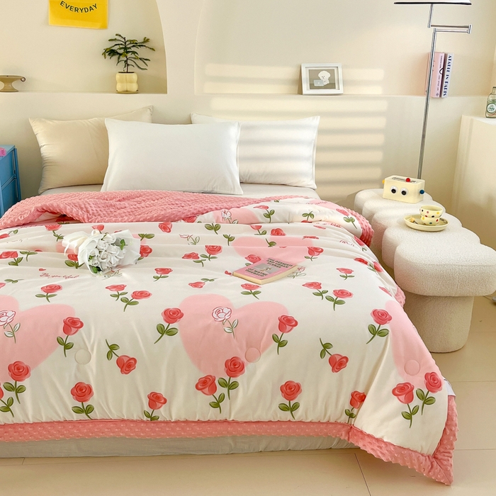 91家纺网 家纺一手货源 找家纺 爱宝被业 2025新款A类凉感豆豆绒羽丝棉夏被 玫瑰恋人