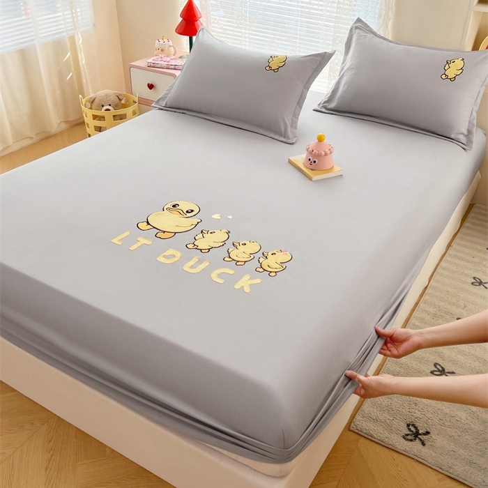 91家纺网 家纺一手货源 找家纺 梦舒羽 2025新款针织棉双层纱床笠-小黄鸭 旅行鸭-浅灰