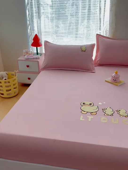 91家纺网 家纺一手货源 找家纺 梦舒羽 2025新款针织棉双层纱床笠-小黄鸭 旅行鸭-浅粉