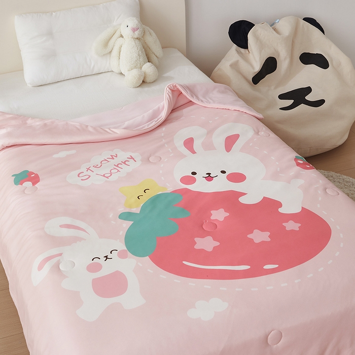 91家纺网 家纺一手货源 找家纺 荷马之梦 2025新款卡通数码印花大版针织棉儿童夏被-绵绵系列 糖果兔