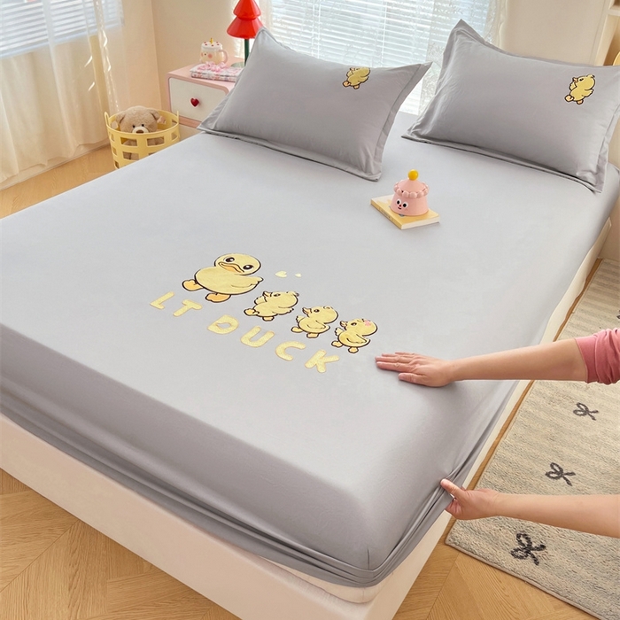 91家纺网 家纺一手货源 找家纺 梦舒羽 2025新款针织棉双层纱床笠-小黄鸭 旅行鸭-浅灰