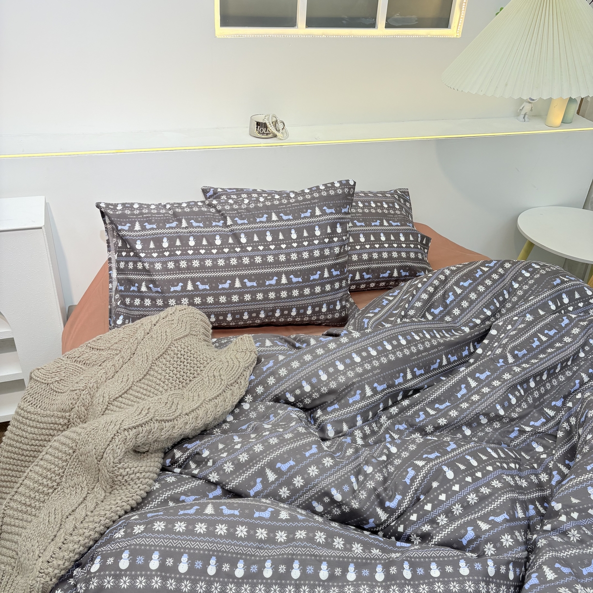 91家纺网 家纺一手货源 找家纺 花西夫人2025新款13372纯棉印花全棉四件套床单床笠款费尔岛（黑咖）