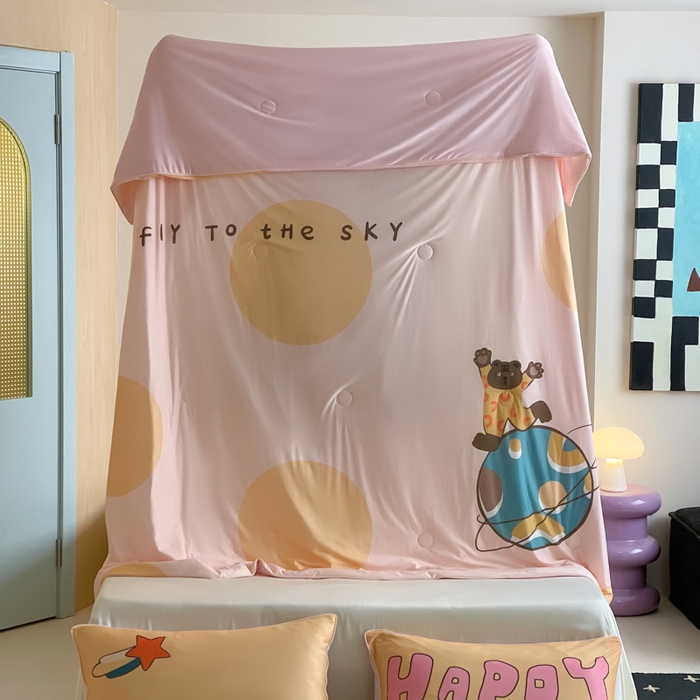 91家纺网 家纺一手货源 找家纺 大彩家居 2025新款凉感丝大版数码印花夏凉被 快乐星球