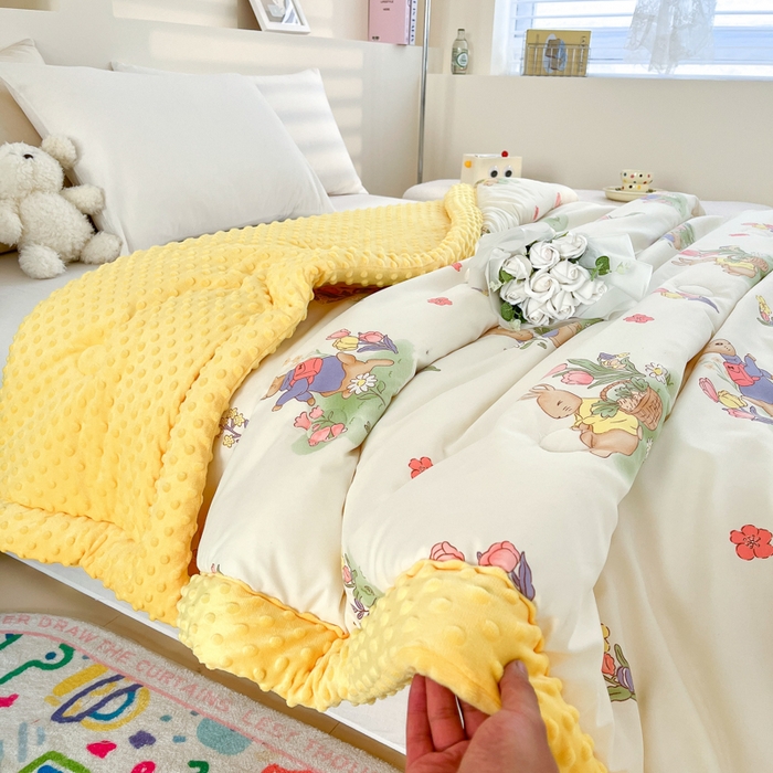 91家纺网 家纺一手货源 找家纺 爱宝被业 2025新款A类凉感豆豆绒羽丝棉夏被 彼得兔