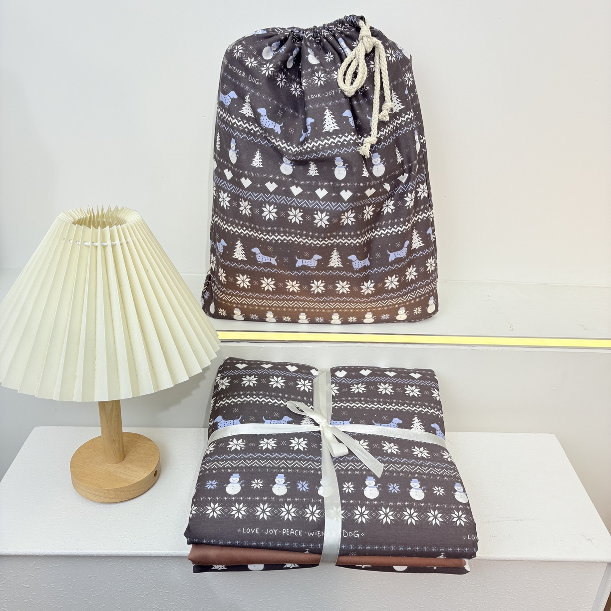 91家纺网 家纺一手货源 找家纺 花西夫人2025新款13372纯棉印花全棉四件套床单床笠款费尔岛（黑咖）