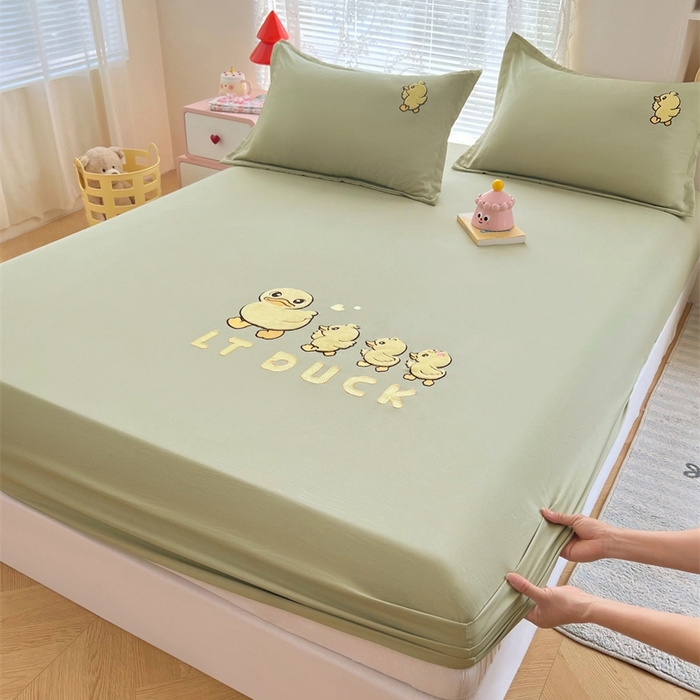 91家纺网 家纺一手货源 找家纺 梦舒羽 2025新款针织棉双层纱床笠-小黄鸭 旅行鸭-豆绿