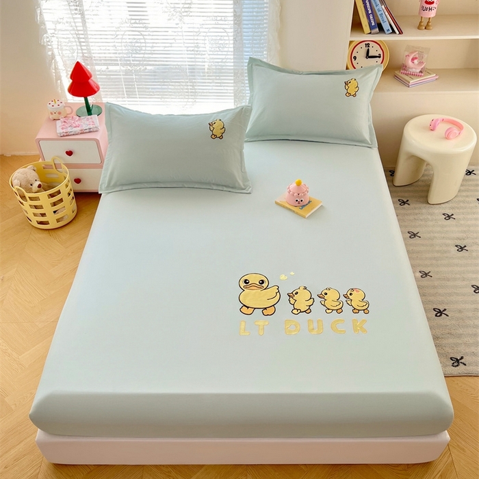 91家纺网 家纺一手货源 找家纺 梦舒羽 2025新款针织棉双层纱床笠-小黄鸭 旅行鸭-浅清绿