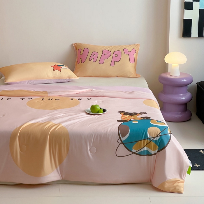 91家纺网 家纺一手货源 找家纺 大彩家居 2025新款凉感丝大版数码印花夏凉被 快乐星球