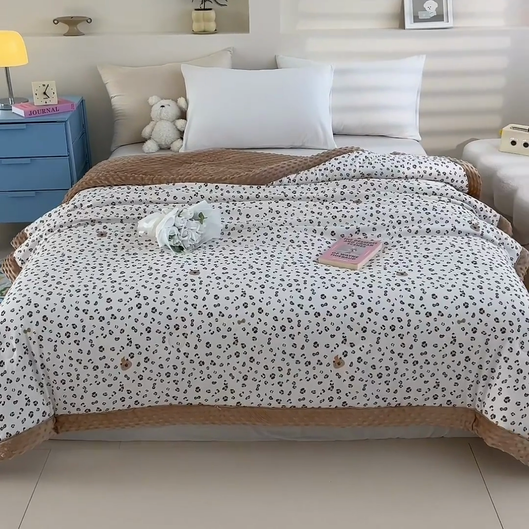 91家纺网 家纺一手货源 找家纺 爱宝被业 2025新款A类凉感豆豆绒羽丝棉夏被 卡皮巴拉