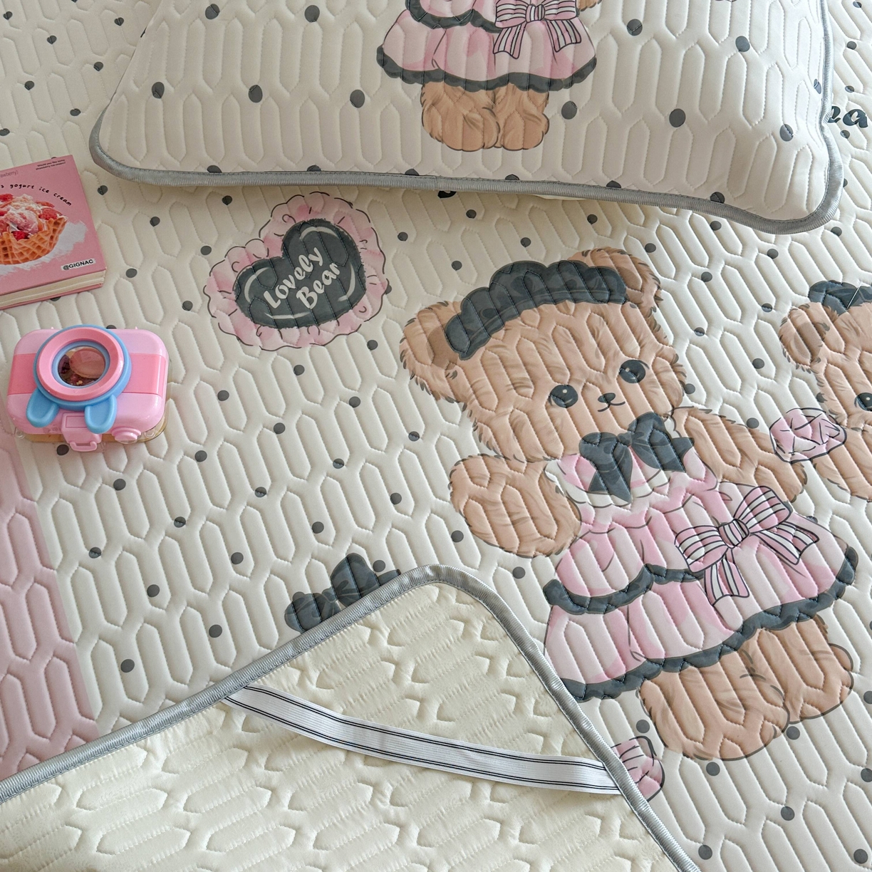 91家纺网 家纺一手货源 找家纺 美乐迪家纺2025新款凉感丝乳胶凉席夏被夏凉被空调被 茶话熊