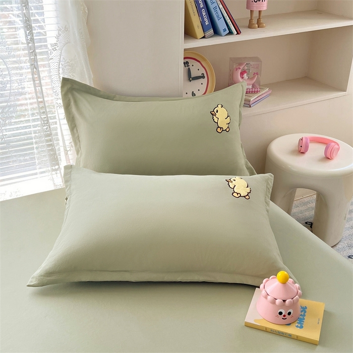 91家纺网 家纺一手货源 找家纺 梦舒羽 2025新款贴布绣针织棉双层纱枕套 旅行鸭-豆绿