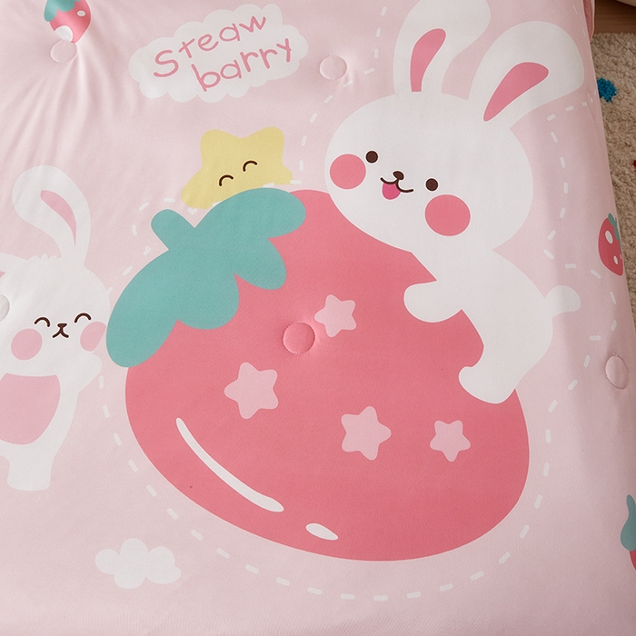 91家纺网 家纺一手货源 找家纺 荷马之梦 2025新款卡通数码印花大版针织棉儿童夏被-绵绵系列 糖果兔