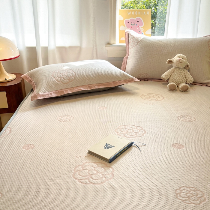 91家纺网 家纺一手货源 找家纺 雅居纺家纺 2025春夏新款A类加厚三明治底提花凉感席床笠款 山茶花