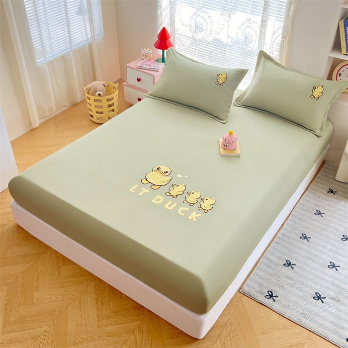 91家纺网 家纺一手货源 找家纺 梦舒羽 2025新款针织棉双层纱床笠-小黄鸭 旅行鸭-豆绿