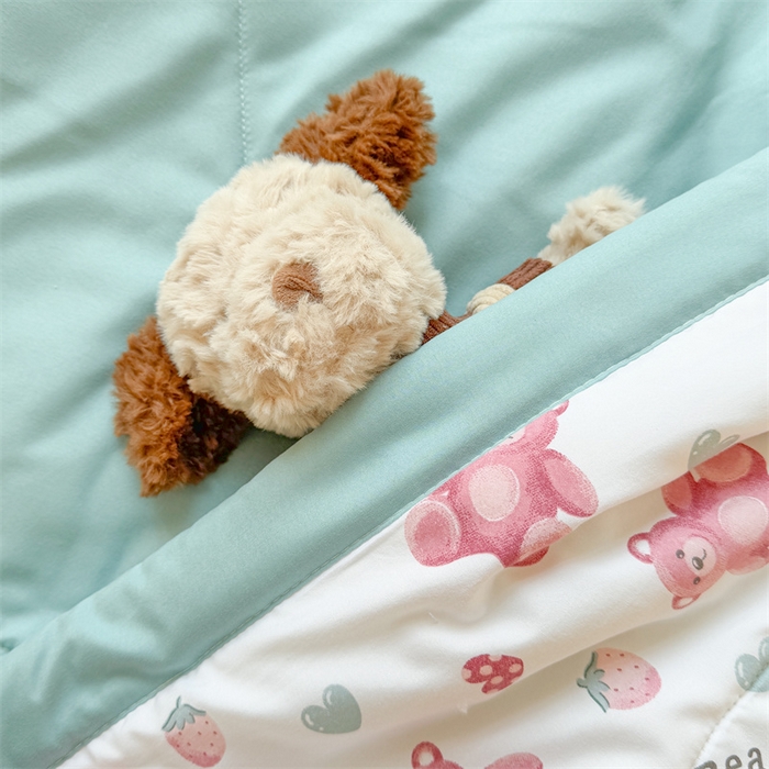 91家纺网 家纺一手货源 找家纺 雅颂缘 2025新款印花水洗棉新疆棉花夏被 草莓小熊