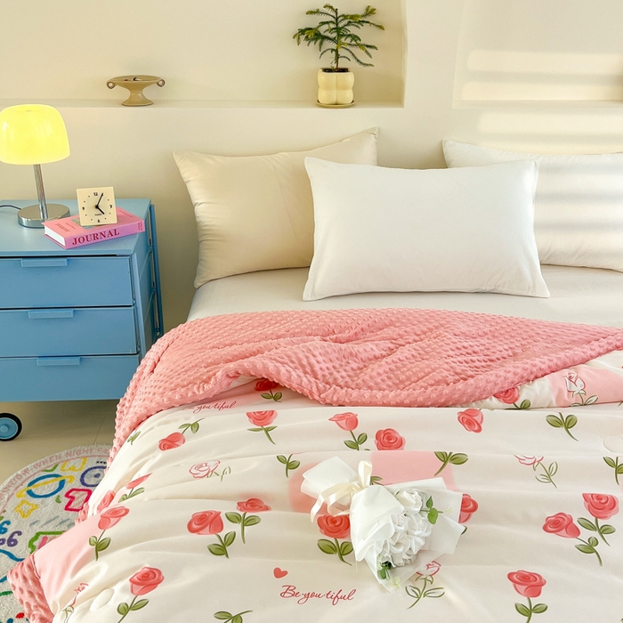 91家纺网 家纺一手货源 找家纺 爱宝被业 2025新款A类凉感豆豆绒羽丝棉夏被 玫瑰恋人