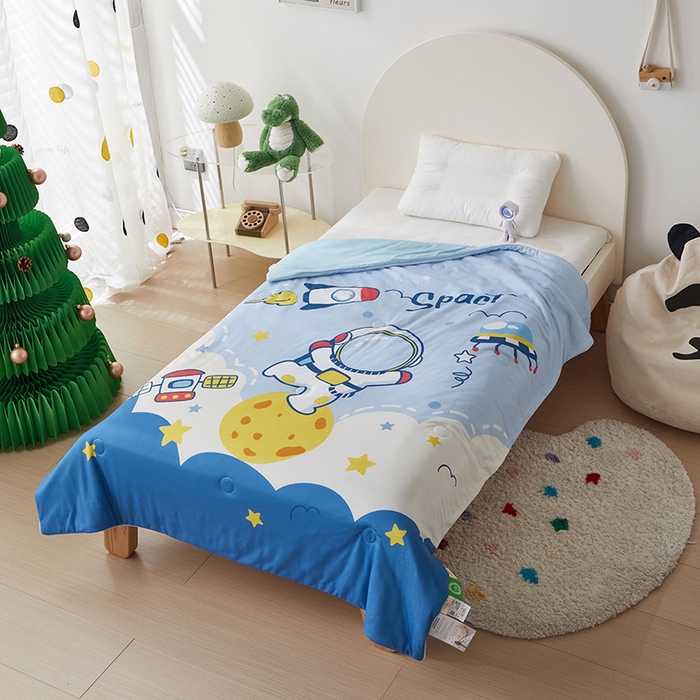 91家纺网 家纺一手货源 找家纺 荷马之梦 2025新款卡通数码印花大版针织棉儿童夏被-绵绵系列 太空漫步
