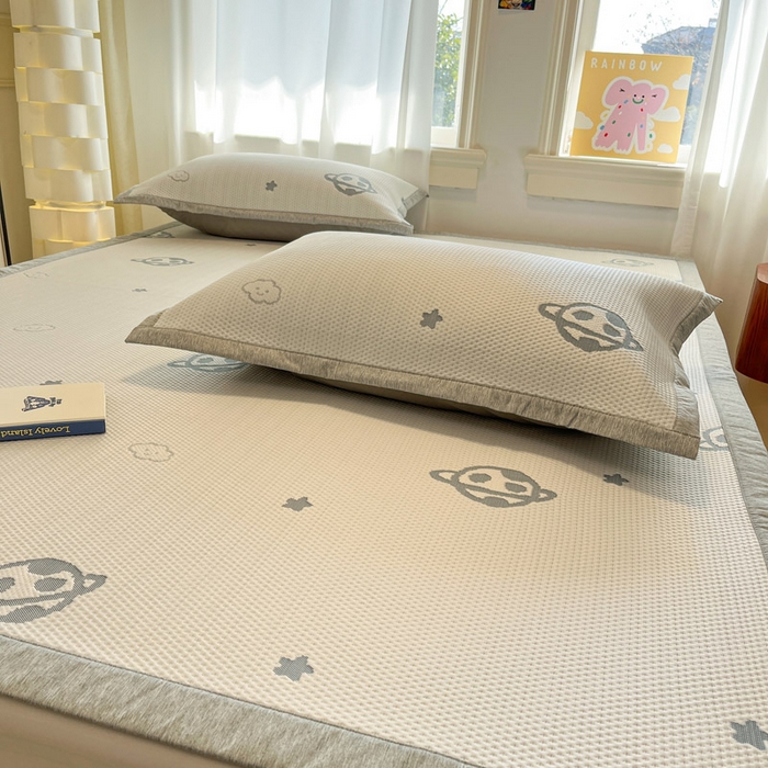 91家纺网 家纺一手货源 找家纺 雅居纺家纺 2025春夏新款A类加厚三明治底提花凉感席床席款 太空星球