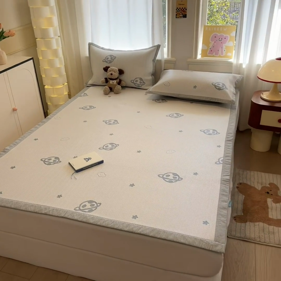 91家纺网 家纺一手货源 找家纺 雅居纺家纺 2025春夏新款A类加厚三明治底提花凉感席床席款 太空星球