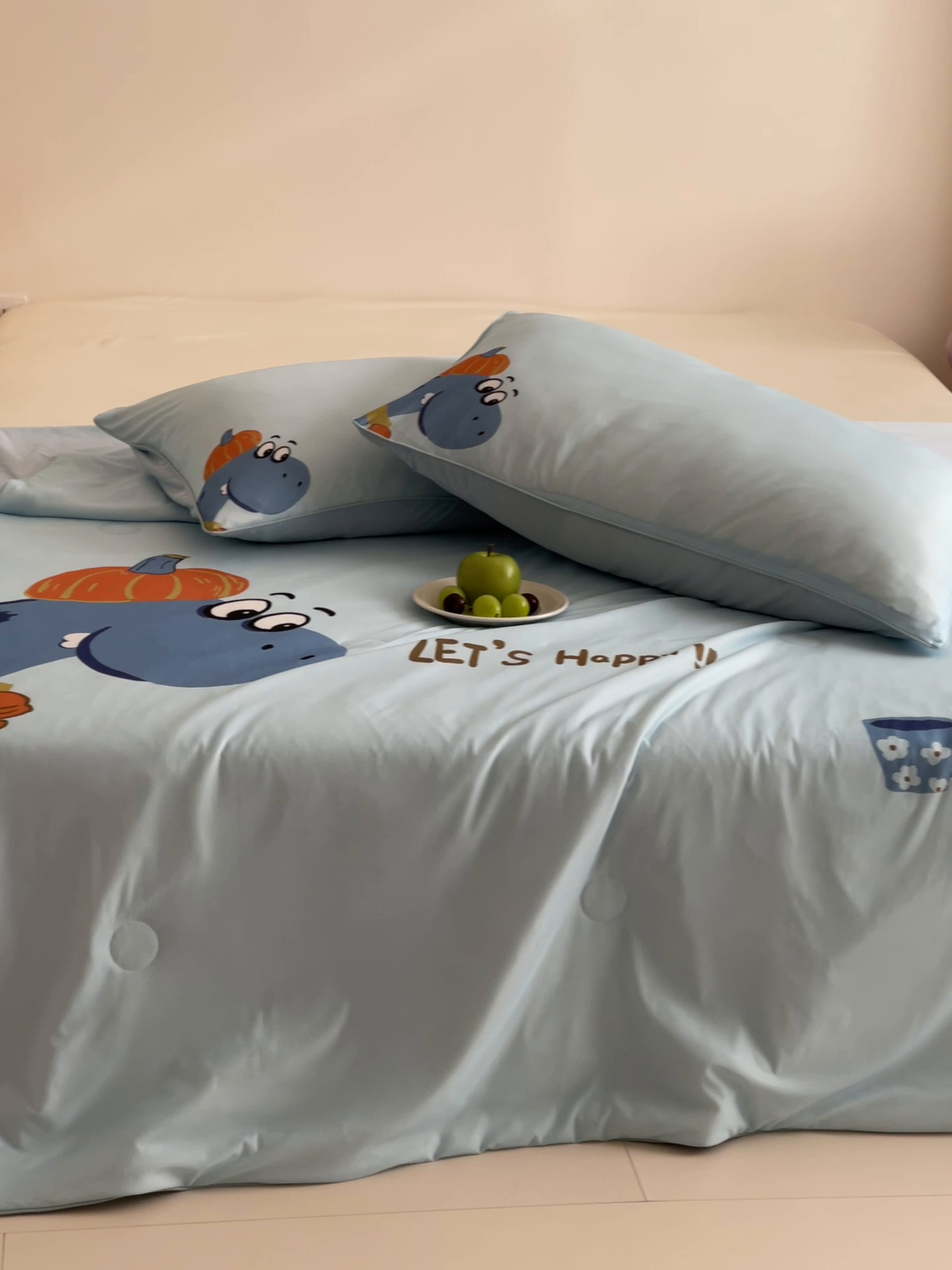 91家纺网 家纺一手货源 找家纺 大彩家居 2025新款凉感丝大版数码印花夏凉被 南瓜恐龙-蓝