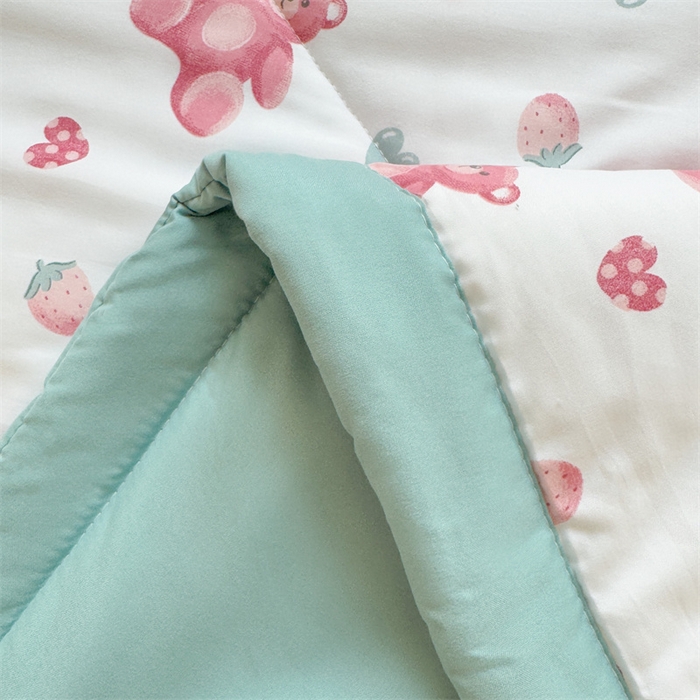 91家纺网 家纺一手货源 找家纺 雅颂缘 2025新款印花水洗棉新疆棉花夏被 草莓小熊