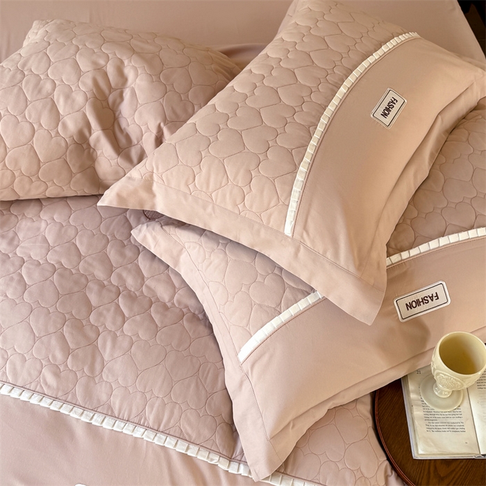 91家纺网 家纺一手货源 找家纺 红番天家居馆 2025新款浪漫桃心-全棉绗缝磨毛四件套 奶咖