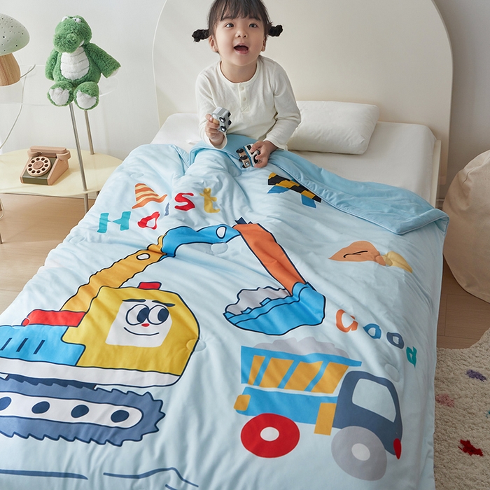 91家纺网 家纺一手货源 找家纺 荷马之梦 2025新款卡通数码印花大版针织棉儿童夏被-绵绵系列 工程小车队