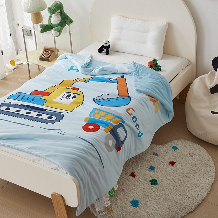 91家纺网 家纺一手货源 找家纺 荷马之梦 2025新款卡通数码印花大版针织棉儿童夏被-绵绵系列 工程小车队