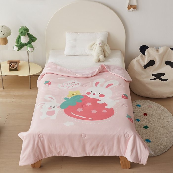 91家纺网 家纺一手货源 找家纺 荷马之梦 2025新款卡通数码印花大版针织棉儿童夏被-绵绵系列 糖果兔