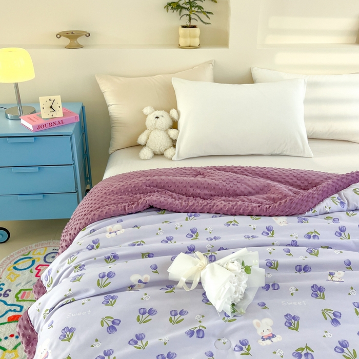 91家纺网 家纺一手货源 找家纺 爱宝被业 2025新款A类凉感豆豆绒羽丝棉夏被 郁金香兔